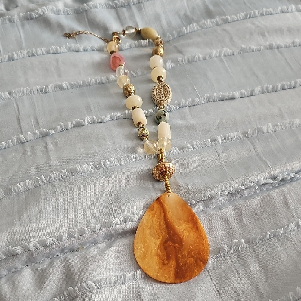 Elegant Gold and Cream Beaded Necklace